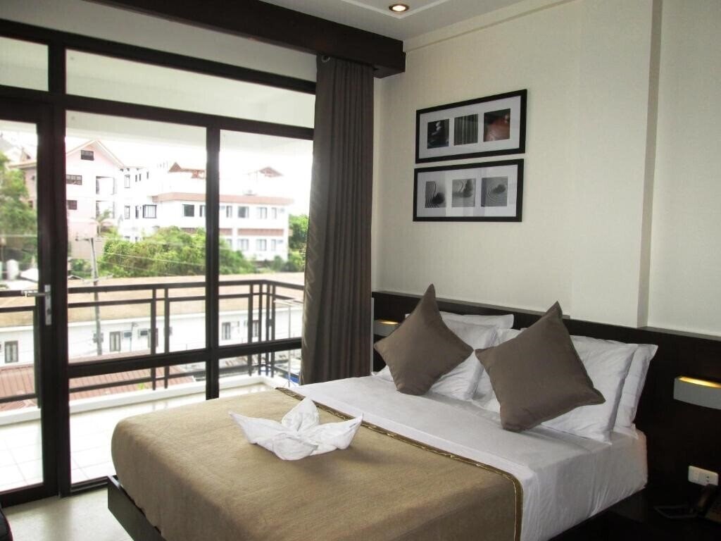 Фото One Crescent Place Hotel 4*