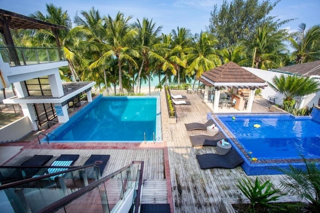 Готель Crown Regency Beach Resort 3*