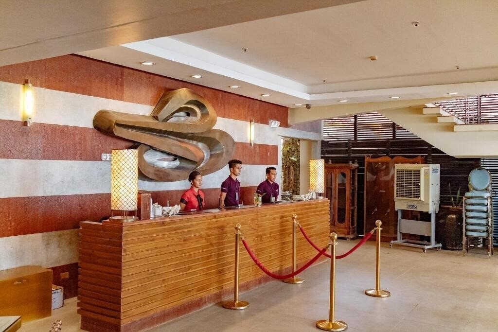 Фото Crown Regency Beach Resort 3*