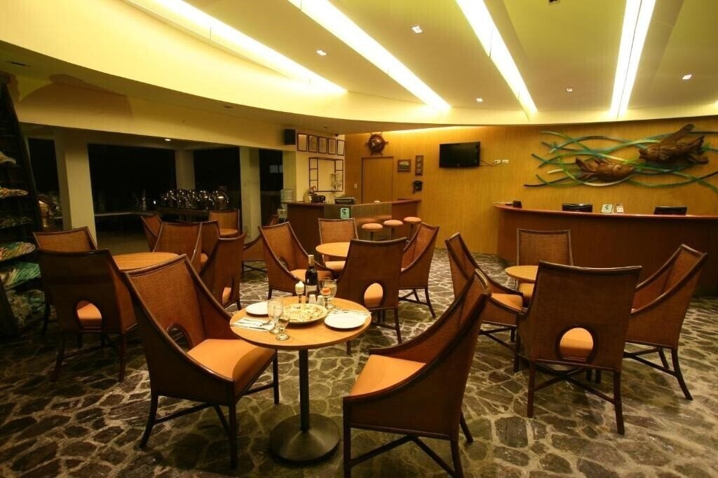 Картинка Crown Regency Beach Resort 3*