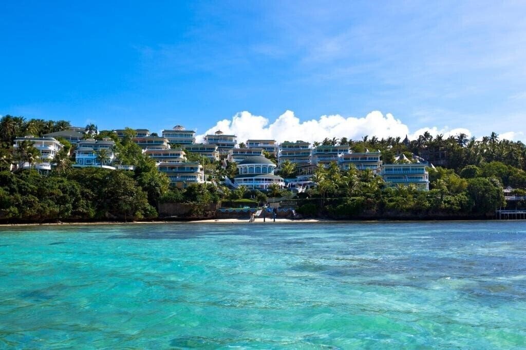 Отель Monaco Suites De Boracay 5*