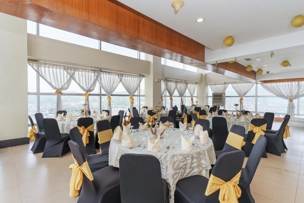 Фото Crown Regency Residences Cebu 3*