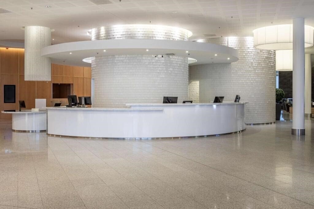 Отель Hilton Helsinki-Vantaa Airport 5*