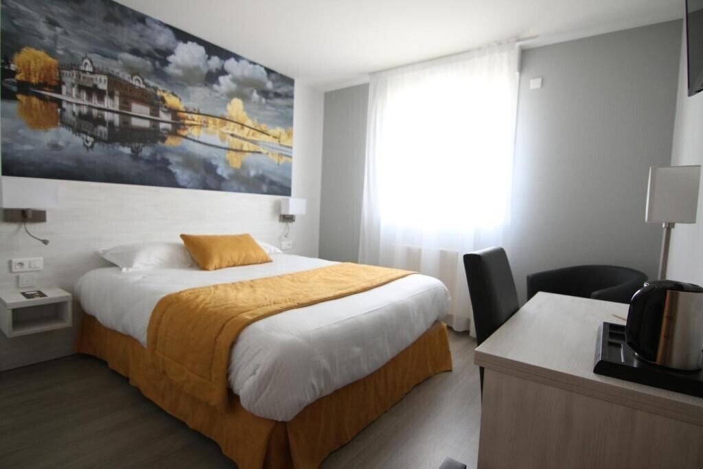 Готель Logis Hotel la Chambre d'Amiens 3*