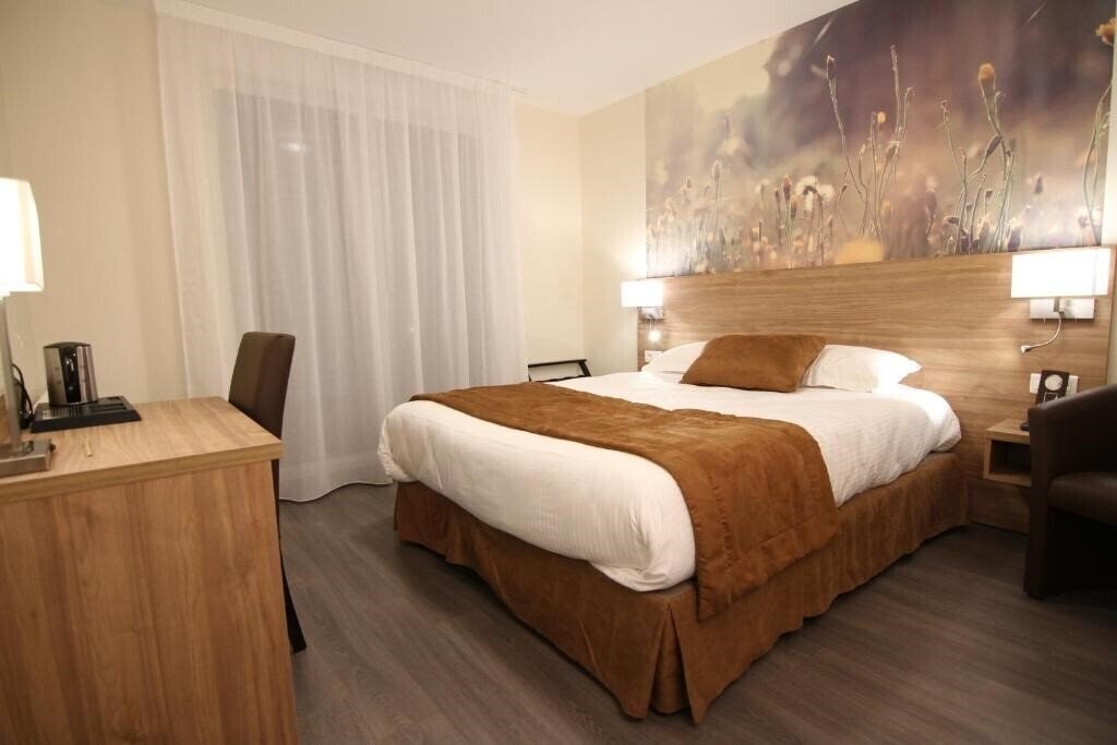 Фото Logis Hotel la Chambre d'Amiens 3*