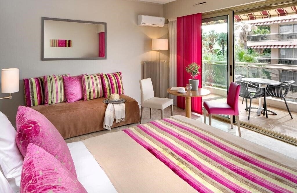 Фото The Originals Boutique, Hotel Les Strelitzias, Antibes Ouest 3*