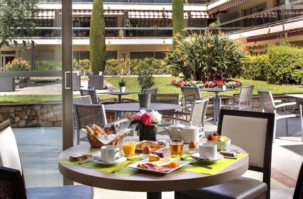 Изображение The Originals Boutique, Hotel Les Strelitzias, Antibes Ouest 3*