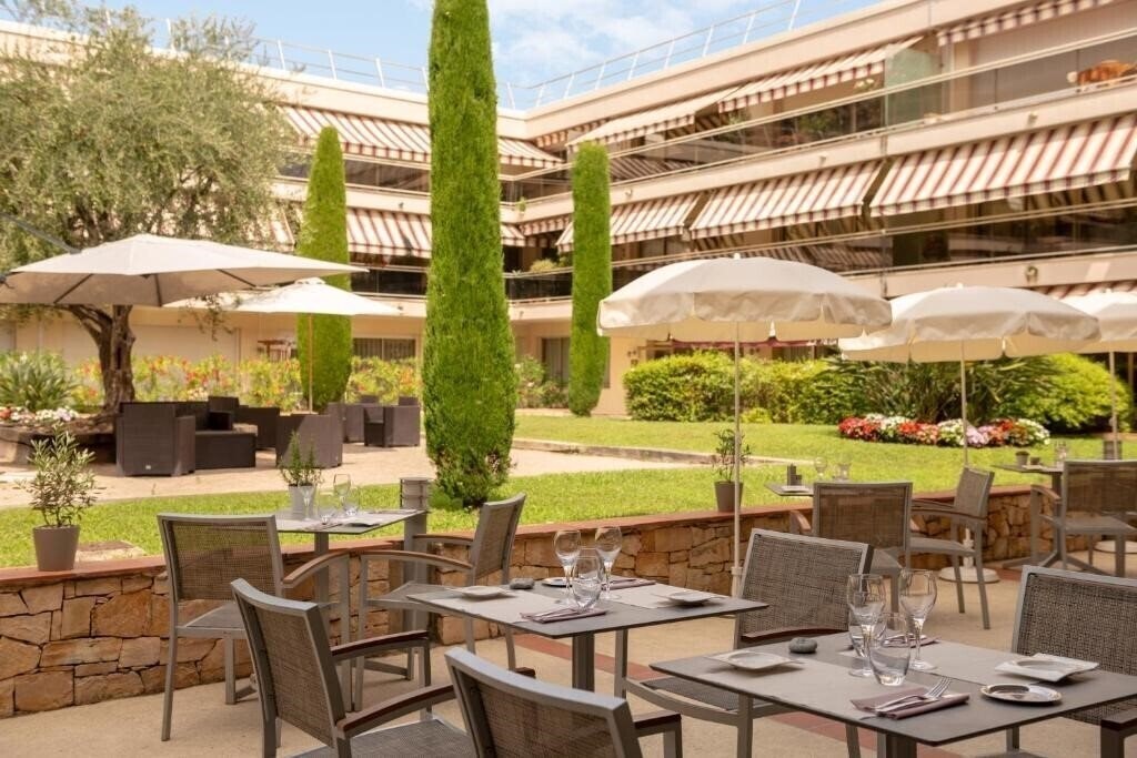 Картинка The Originals Boutique, Hotel Les Strelitzias, Antibes Ouest 3*