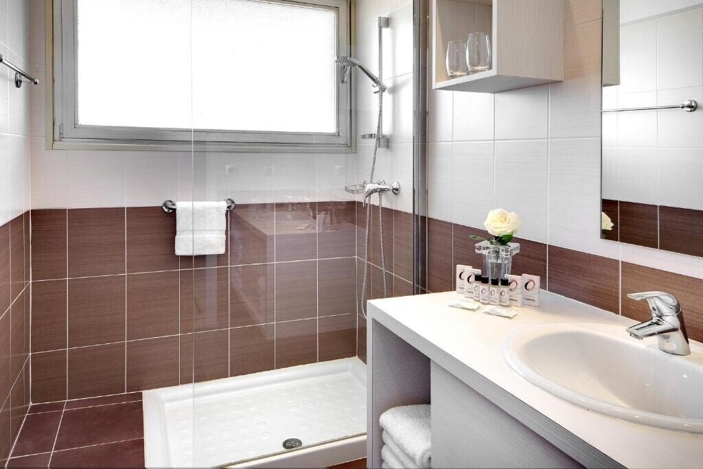 Фотография Hotel The Originals Residence Les Strelitzias 3*