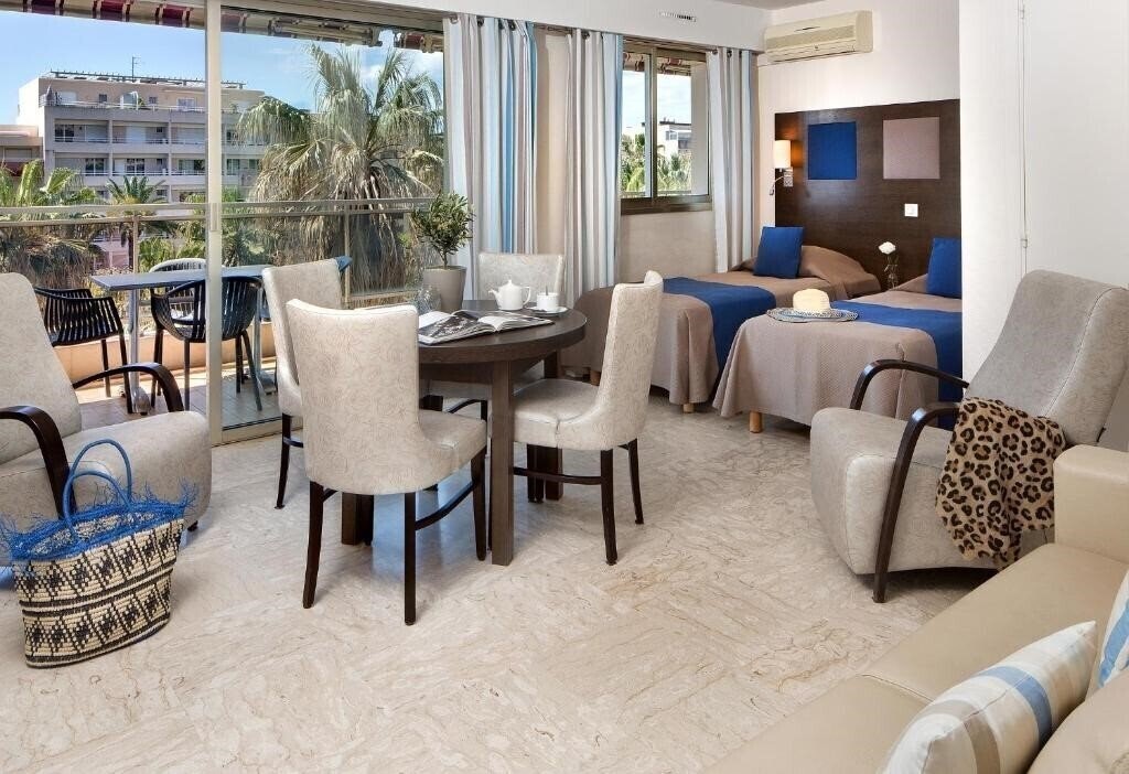 Изображение Hotel The Originals Residence Les Strelitzias 3*