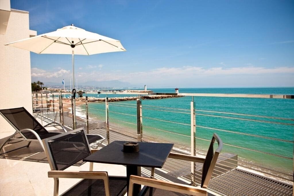 Отель Villa Azur (Villeneuve-Loubet) 4*