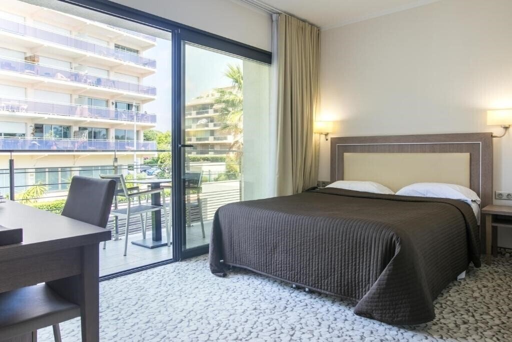 Фото Villa Azur (Villeneuve-Loubet) 4*