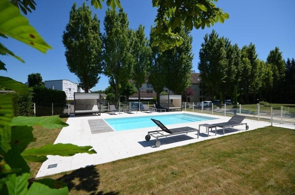 Отель Kyriad Dijon Est Mirande 3*