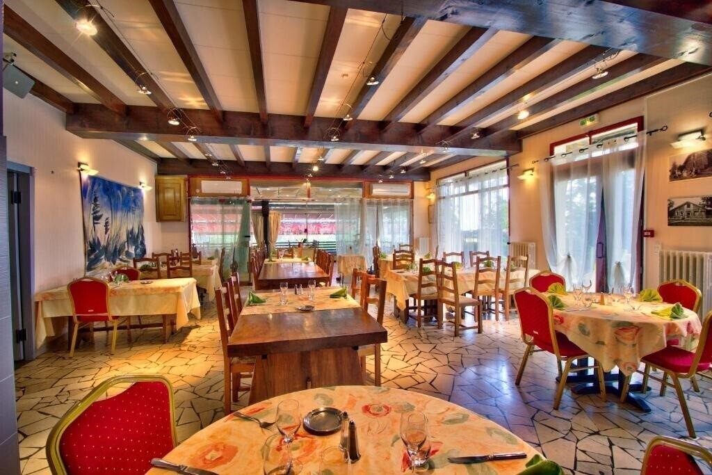 Фотографія Logis Hotel Chalet du Mont Roland 3*