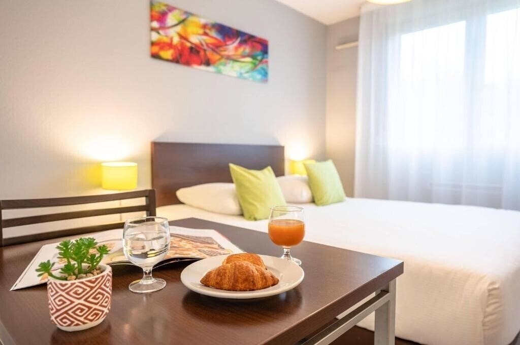 Фотографія Comfort Aparthotel Besancon La City 3*