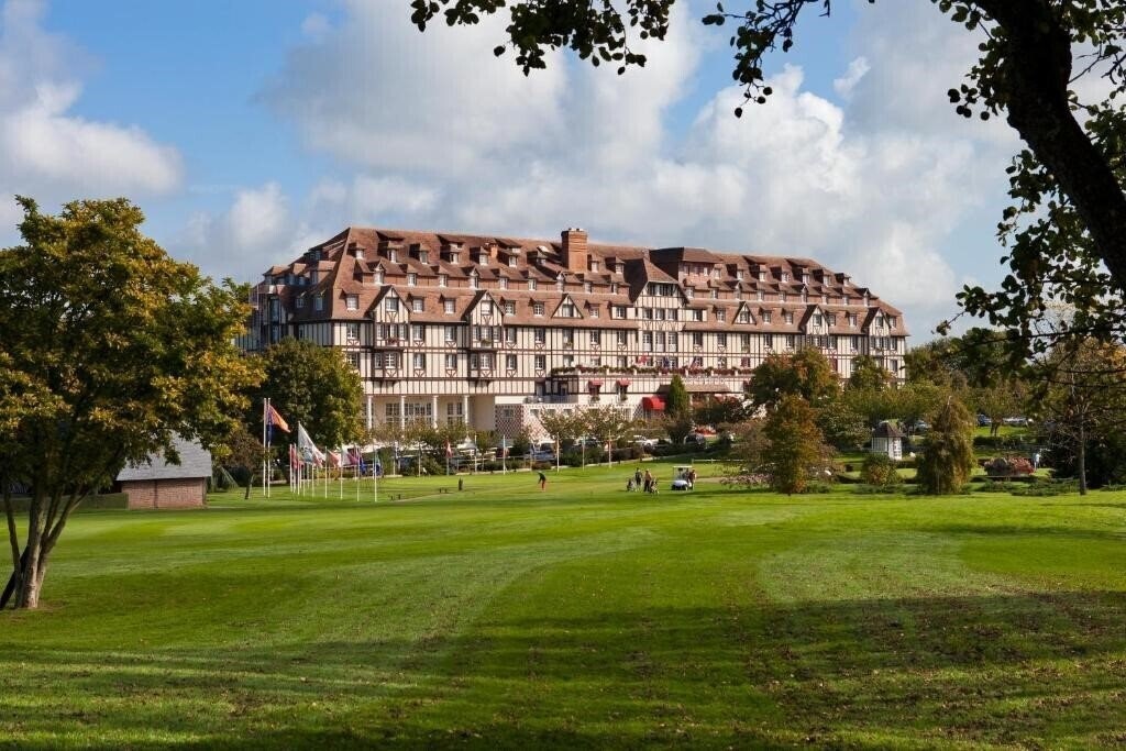 Готель Hotel Barriere L'hotel Du Golf Deauville 4*