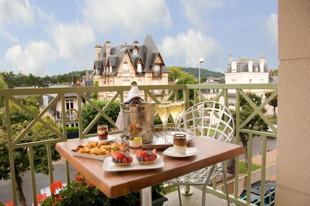 Готель La Closerie Deauville 4*