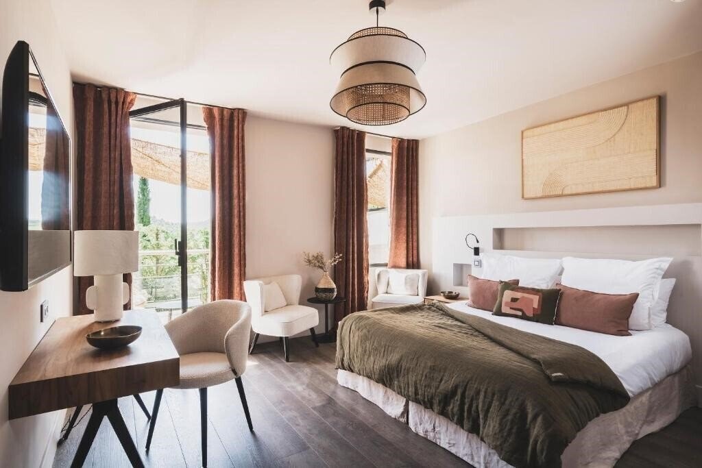 Фото Les Lodges Sainte-Victoire Hotel & SPA 5*