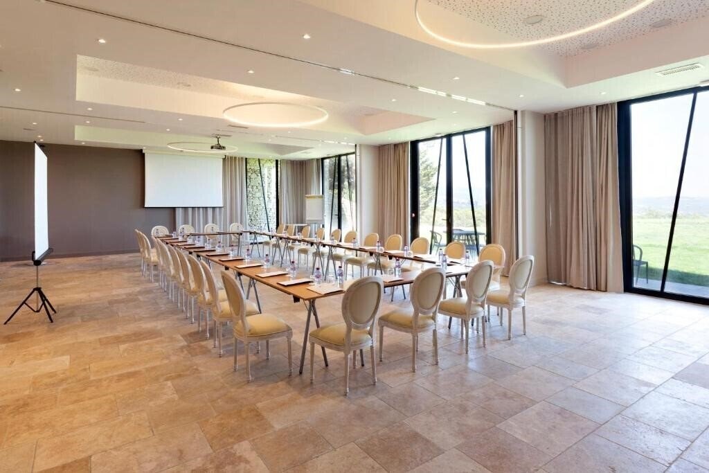 Картинка Le Mas des Herbes Blanches 5*