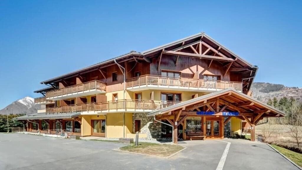 Отель Vacanceole - Residence Grand Massif 3*