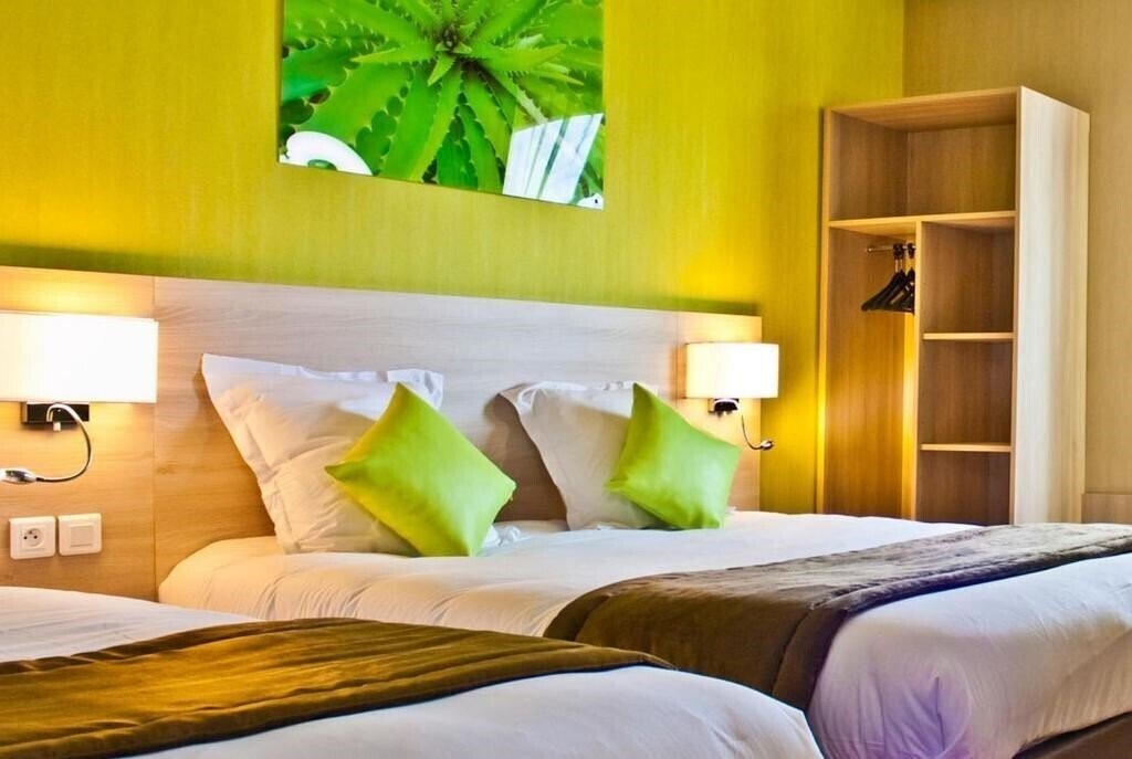 Фото The Originals City, Hotel des Lys, Dreux 3*