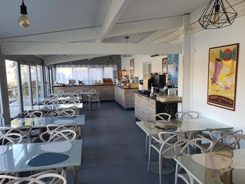 Картинка Logis Hotel des Lacs (ex. Logis Hotel & Restaurant des Lacs Paris Sud) 3*