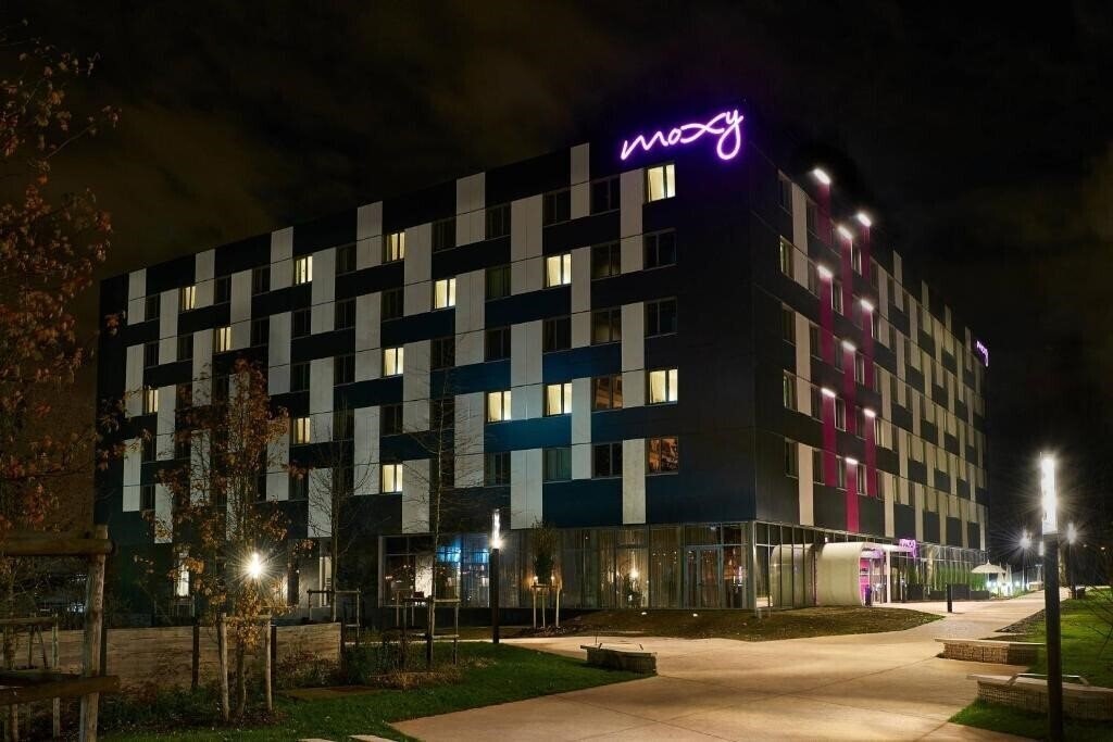 Готель Moxy Paris Charles de Gaulle Airport 3*