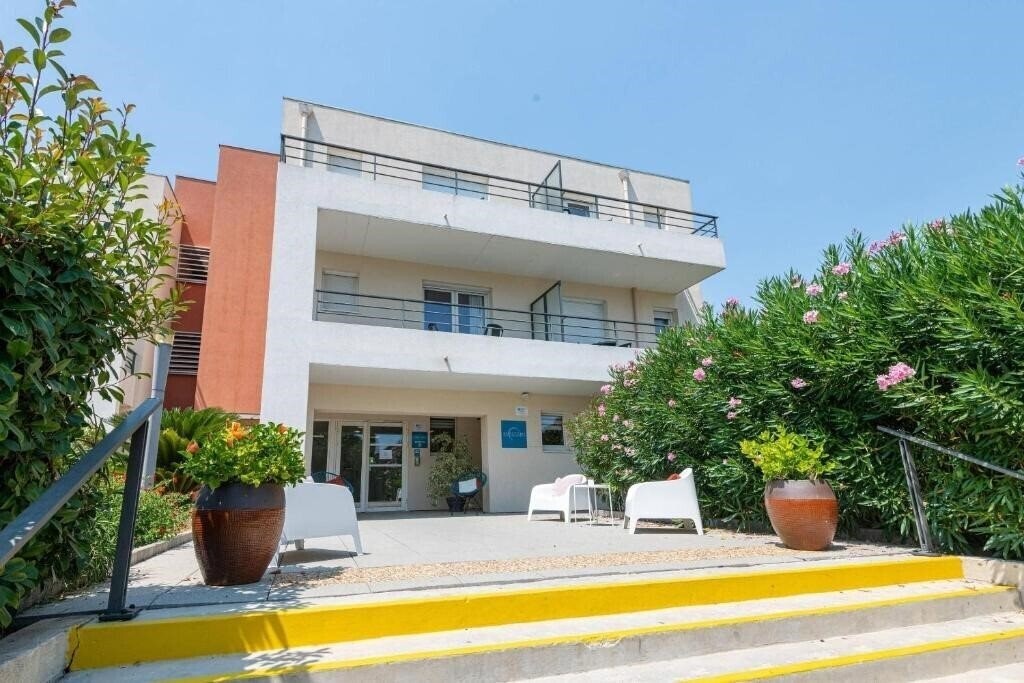 Фотографія Comfort Aparthotel Cannes Mandelieu 3*