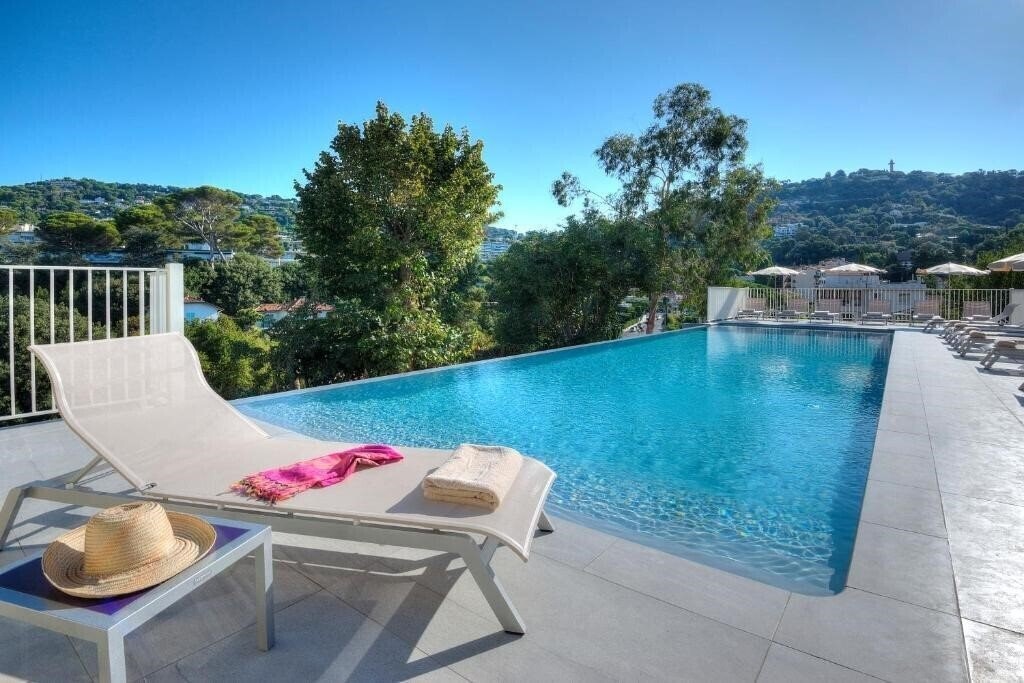 Отель La Bastide De Loliveraie 4*