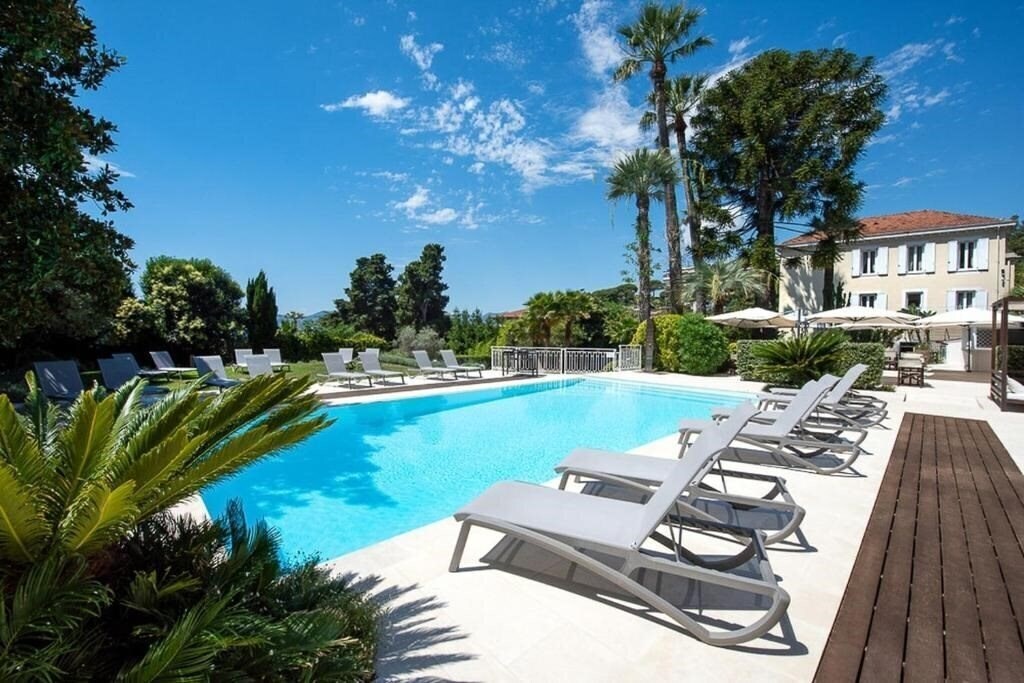 Готель Chateau De La Tour 4*