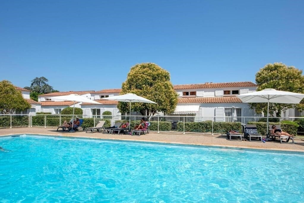 Готель Comfort Aparthotel Mandelieu la Napoule Village 3*