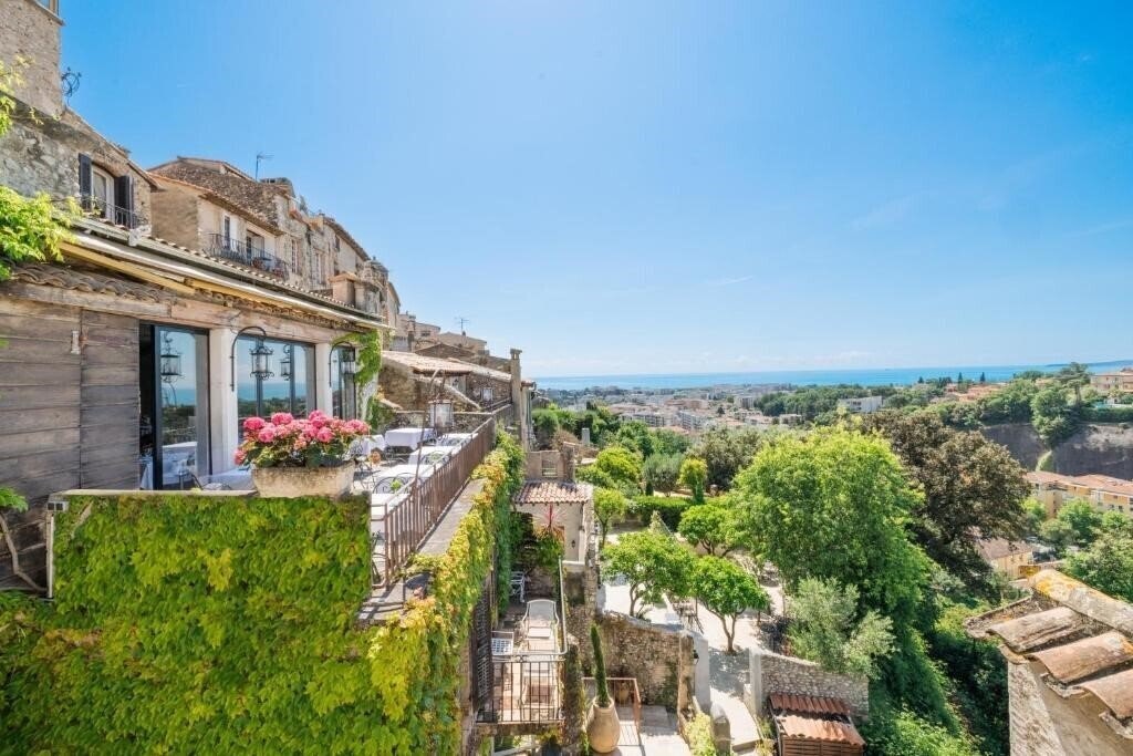 Отель Chateau Le Cagnard (Cagnes-sur-Mer) 4*