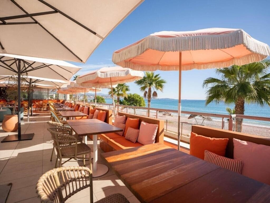 Отель Mercure Villeneuve Loubet Plage 4*
