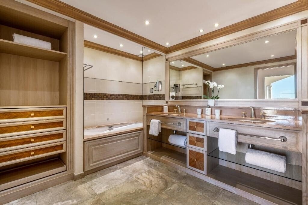 Готель Chateau De La Messardiere 5*