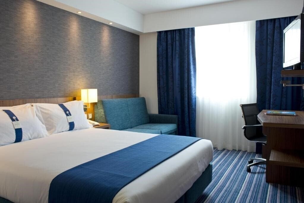 Отель Holiday Inn Express Toulon Est by IHG 3*
