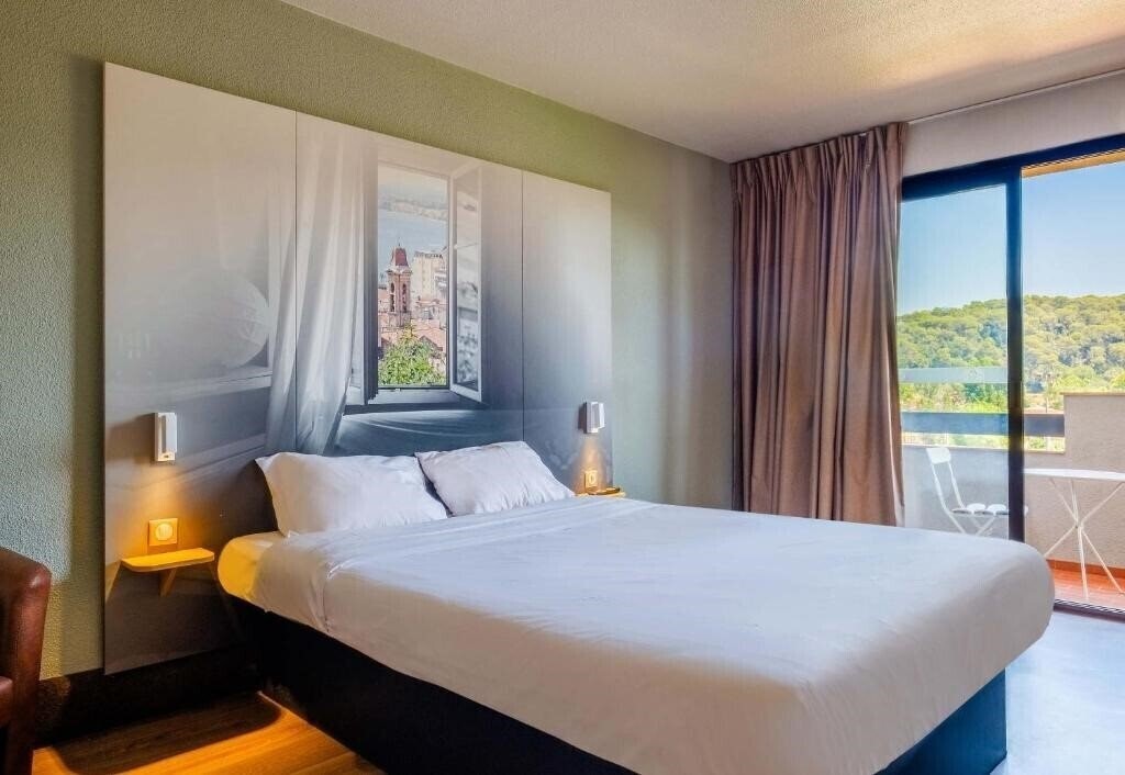 Отель B&B Hotel Villeneuve Loubet Village 2*