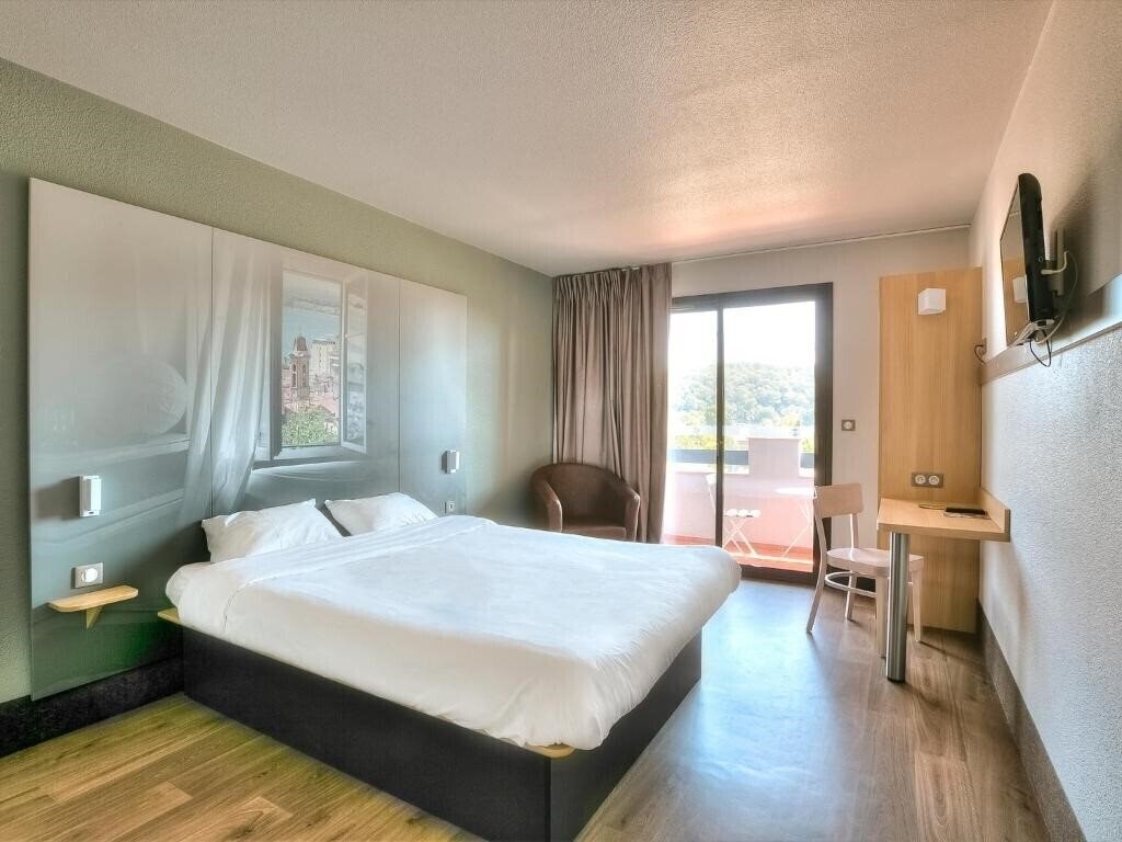 Фото B&B Hotel Villeneuve Loubet Village 2*