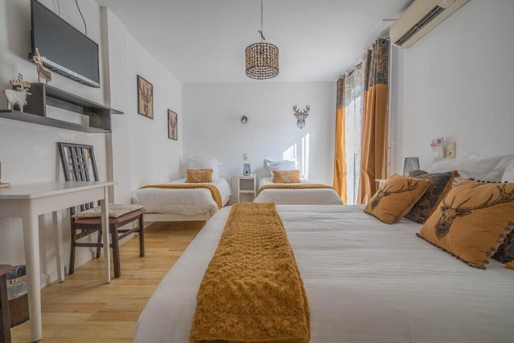 Отель Hotel Le Mediterranee Hyeres 2*