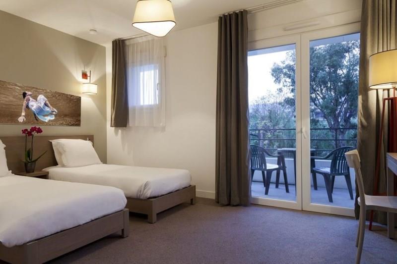 Фотографія Comfort Suites Cannes Mandelieu 3*