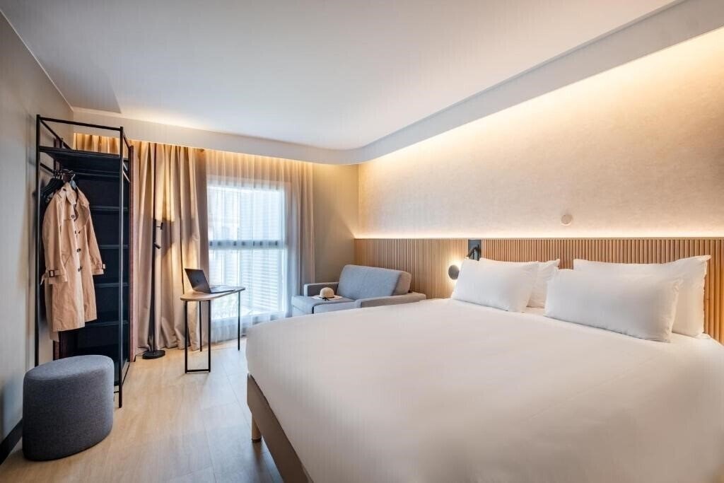 Готель Holiday Inn Express Marseille Saint Charles 3*