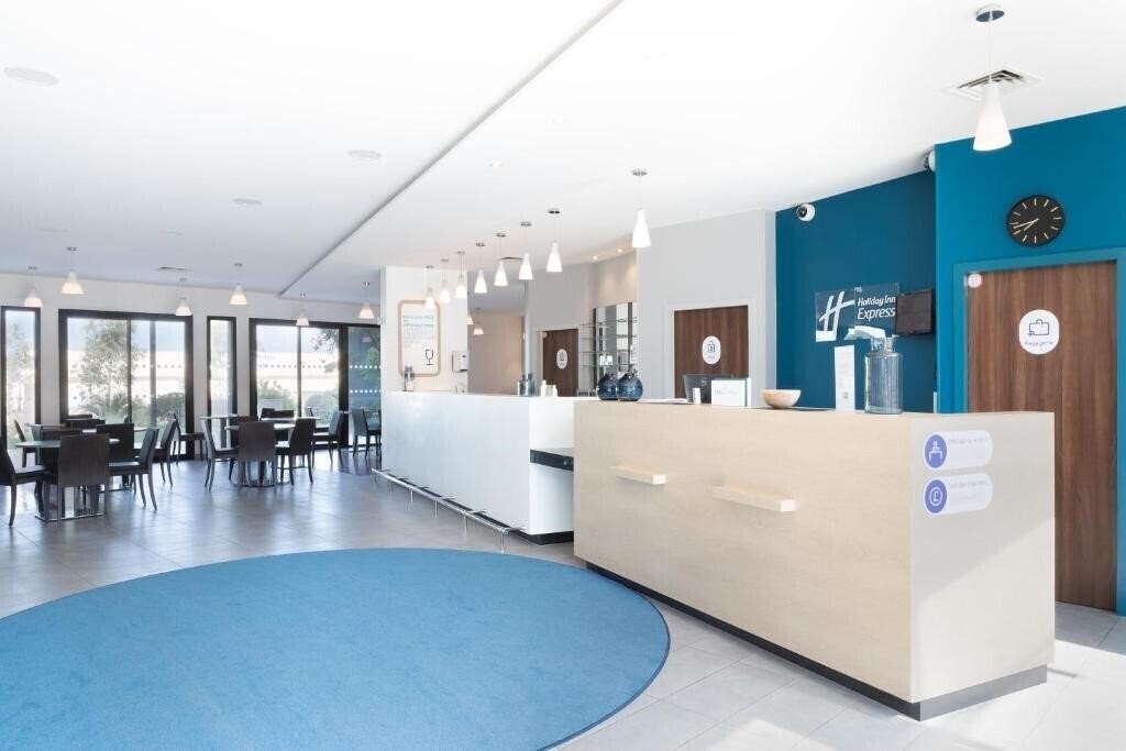 Готель Holiday Inn Express Marseille Airport, an IHG Hotel 4*