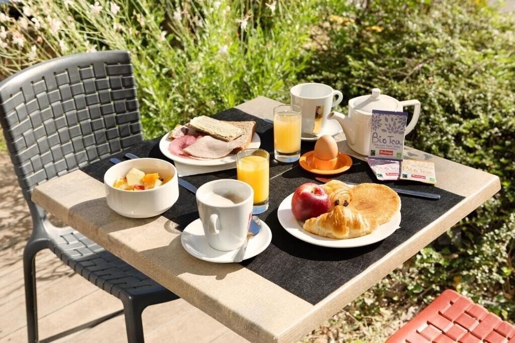 Фото Holiday Inn Express Marseille Airport, an IHG Hotel 4*