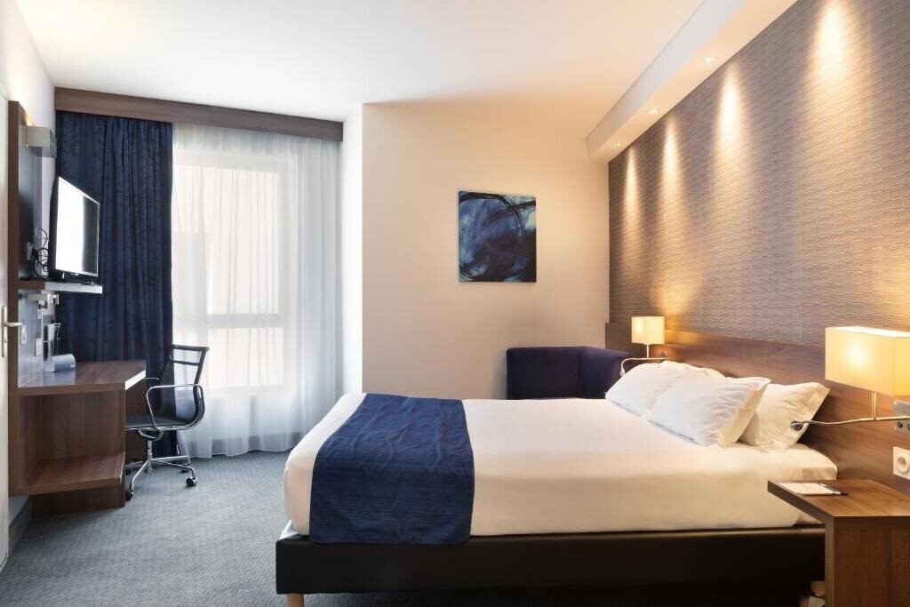 Фотографія Holiday Inn Express Marseille Airport, an IHG Hotel 4*