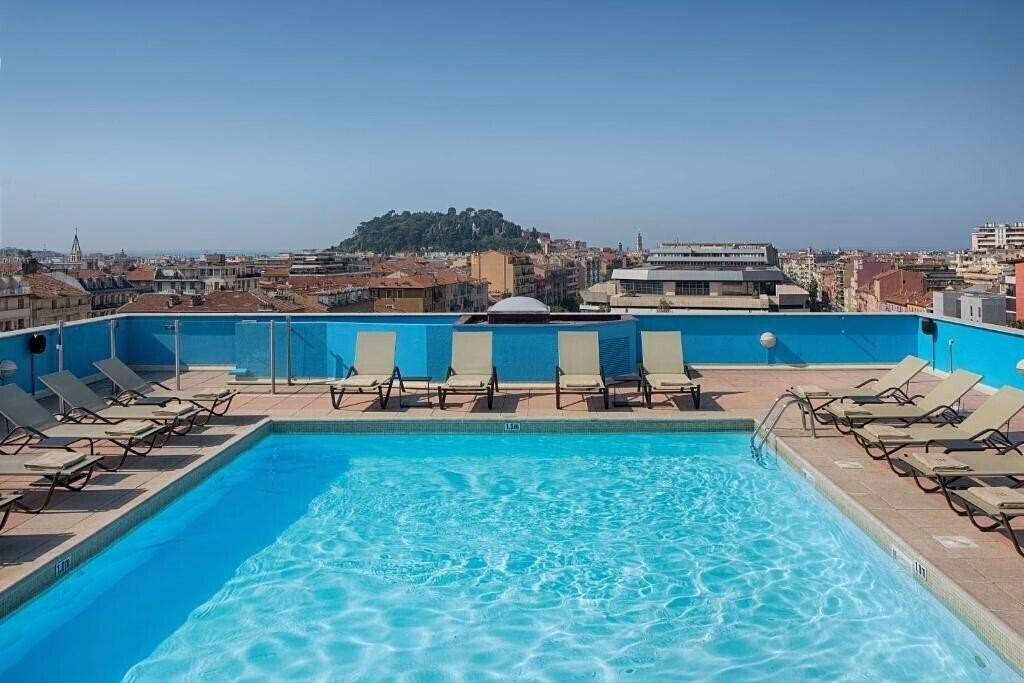 Готель NH Hotel 4*