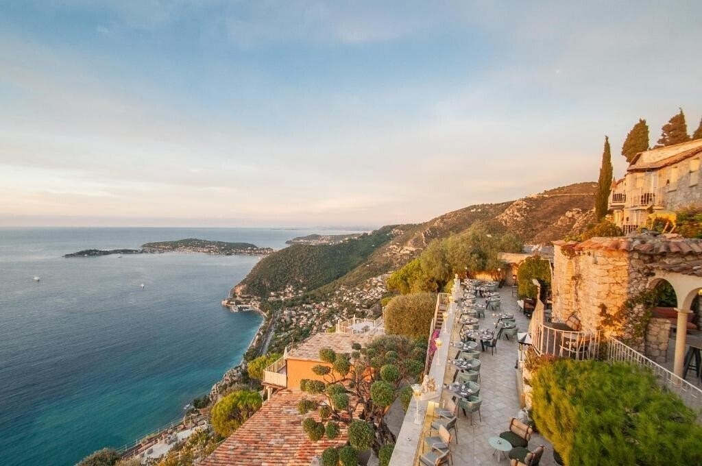Отель Chateau De La Chevre D'or 4*