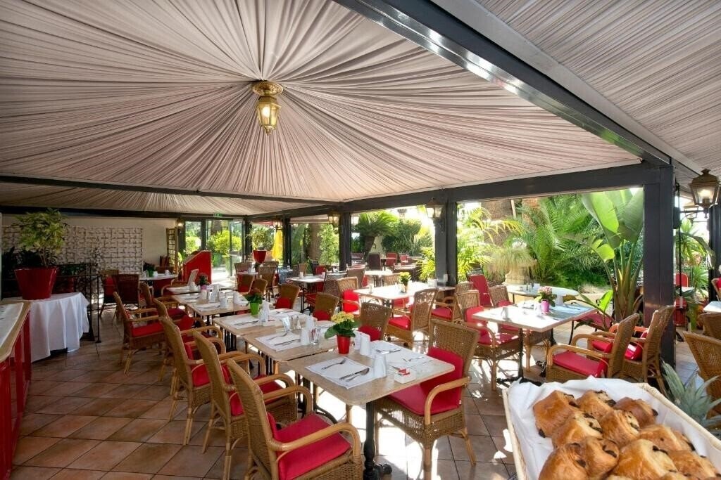 Фото West End 4*