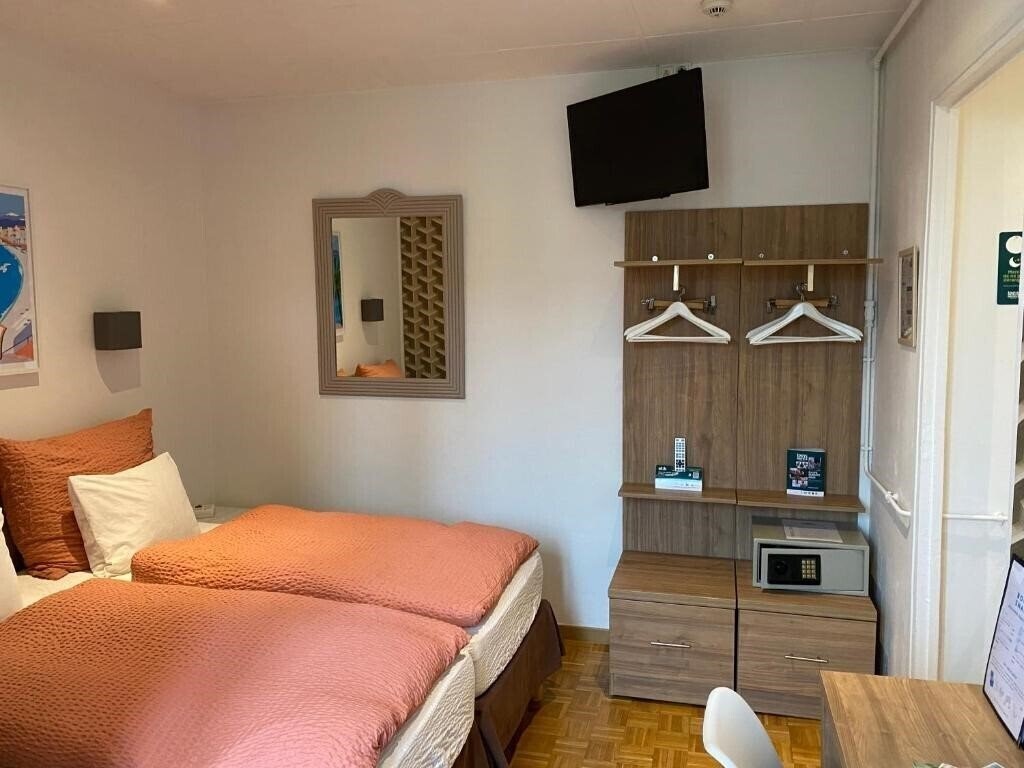 Фото Logis Hotel Villa Victorine 2*
