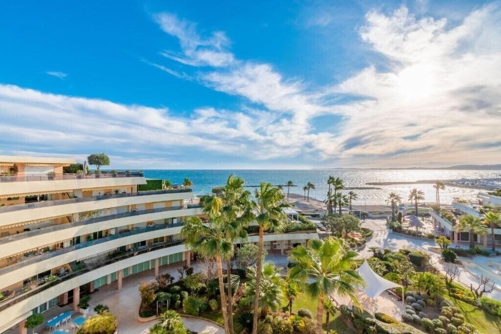 Отель Holiday Inn Nice Saint Laurent du Var 4*