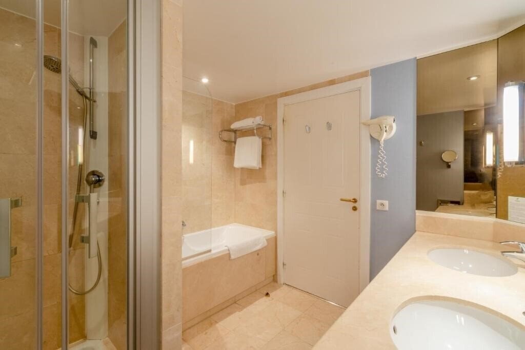 Картинка Holiday Inn Nice Saint Laurent du Var 4*