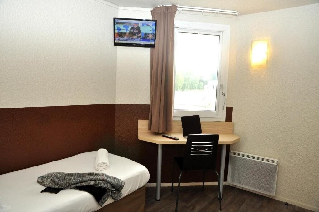 Фото B Hotel Caen Mondeville 2*